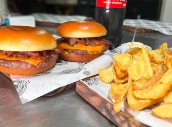 2 cheese burger + 2 batata rústica + coca-cola 600ml