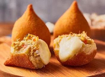 Mini coxinha de frango c/ requeijão